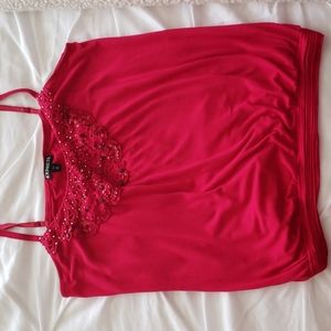 🌺Pink/berry colored tank w/beaded lace accent